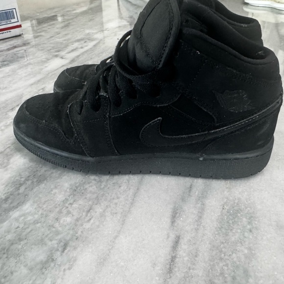 Nike Air Jordan 1 Mid GS “Triple Black” (554725-056) Size 6Y - Picture 6 of 9